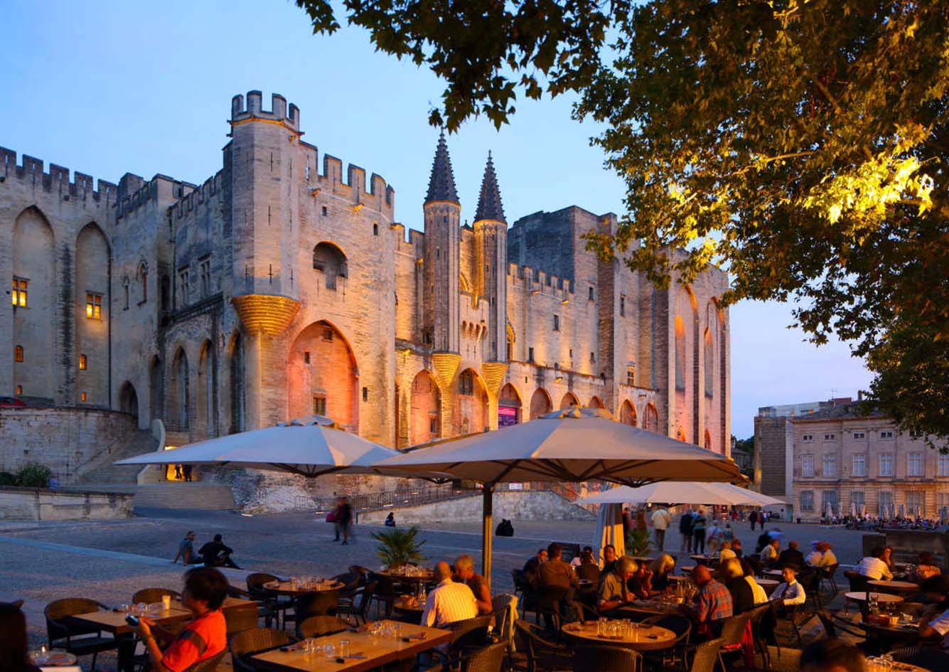 Économiser en explorant Avignon : astuces et offres spéciales